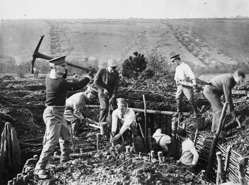 Troops of the 1st Battalion, County of London Volunteers (United Arts Volunteer Rifles) constructing trenches (part of London's outer defences) at Woldingham, 1916. © IWM (Q 23549)